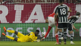 MU Keok Lawan Bayern, Onana Bikin Murka Netizen Setan Merah