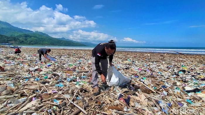 Reaksi Netizen Soal Polemik Pandawara-Kades, Rebutan Bersihkan Pantai