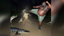 Viral Foto Pria Duel & Makan Pizza Bareng Aligator, Faktanya Mengejutkan