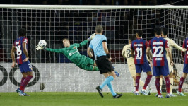 Inaki Pena Jarang Bikin Gawang Barca Bergetar, Onana Aja Lewat