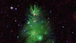 NASA Temukan Pohon Natal Raksasa Kelap-kelip di Luar Angkasa