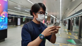 Orang Indonesia Main HP Terlama Sedunia, Ngapain Aja?