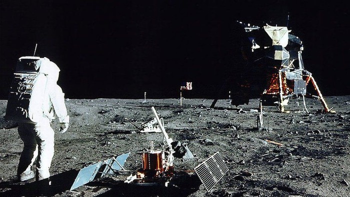 Kenapa Luar Angkasa Gelap, Padahal Ada Matahari?