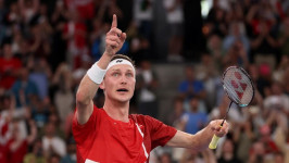 Victor Axelsen Dapat 'Medali Emas' dari Google Plus Buket Bunga Netizen