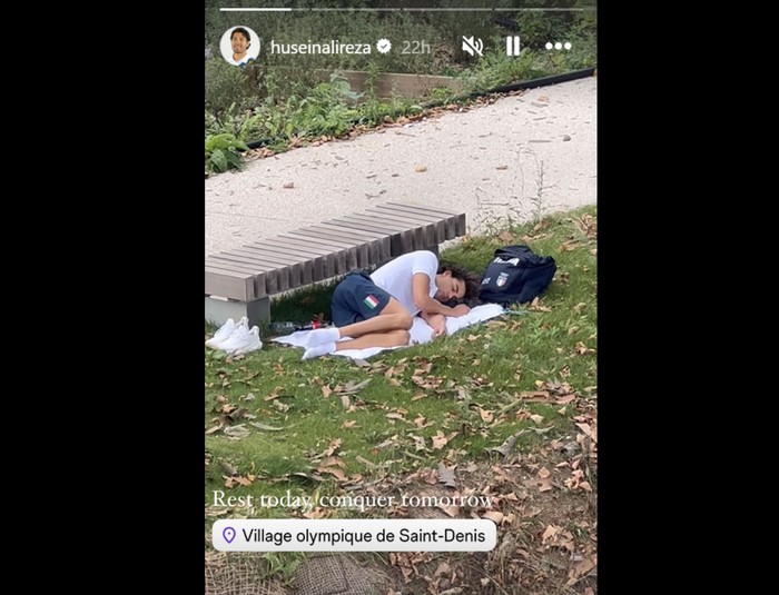 Viral Atlet Tampan Italia Tidur Seperti Gelandangan di Paris