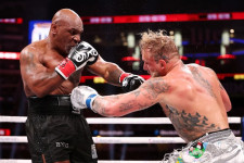 Netflix Akui Duel Mike Tyson Vs Jake Paul Gangguan, Tapi...