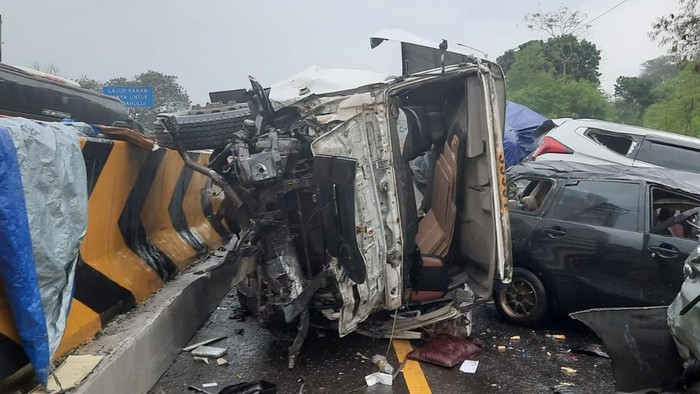 Warganet Murka Truk Maut Renggut Nyawa di Tol Cipularang KM 92