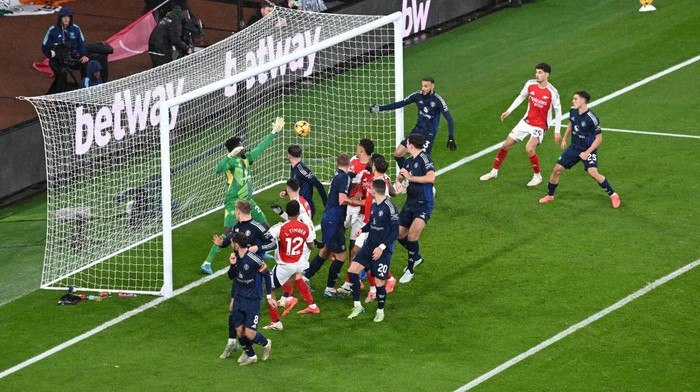 Corner Arsenal Lebih Berbahaya dari Penalti Mbappe, Bikin MU Kalah 0-2