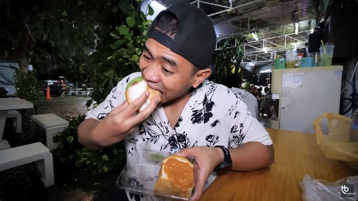 Tanboy Kun vs Ria SW, Siapa Food Vlogger Terbaik Versi Kamu?