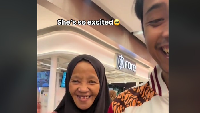 Viral Nganterin Ibu Pertama Kali ke Mall, Ceritanya Bikin Haru