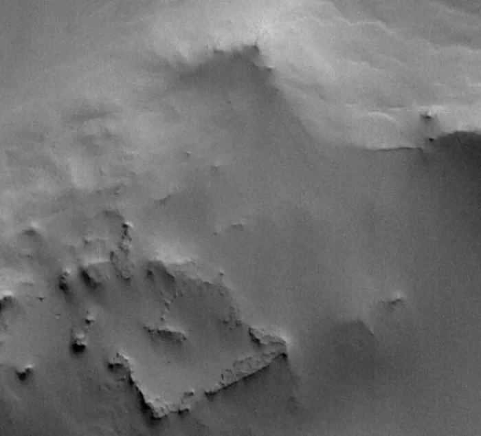 Struktur Persegi Misterius Terekam di Mars