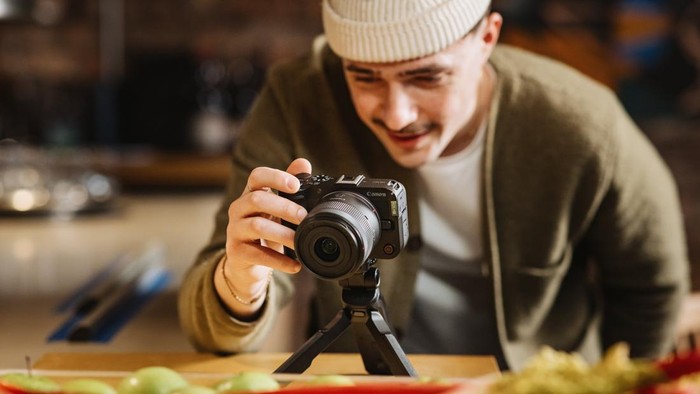 Canon Rilis EOS R50 V, Bodi Lebih Kecil Harga Lebih Murah