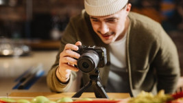 Canon Rilis EOS R50 V, Bodi Lebih Kecil Harga Lebih Murah