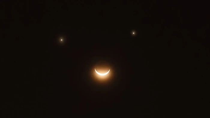 Dua Planet Akan Membentuk Wajah Tersenyum di Langit 25 April