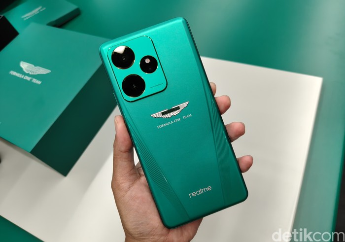 Realme Pamer GT 7 Dream Edition Kolaborasi dengan Aston Martin F1