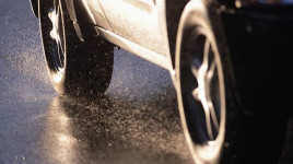 Kenapa Ban Mobil Warna Hitam Padahal Karet Berwarna Putih?