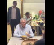 Viral Bill Gates Makan Durian dan Sate, Dimana Tuh?