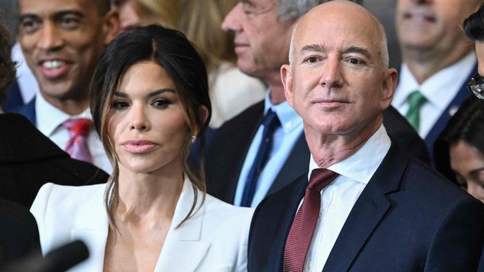 Usai Bentrok dengan Elon Musk, Donald Trump Didekati Jeff Bezos