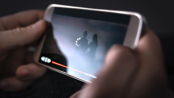 Praktis! Begini Cara Nonton TV di HP Tanpa Aplikasi!