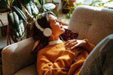 Jangan Keseringan Pakai Headset, Ada Efek Sampingnya!
