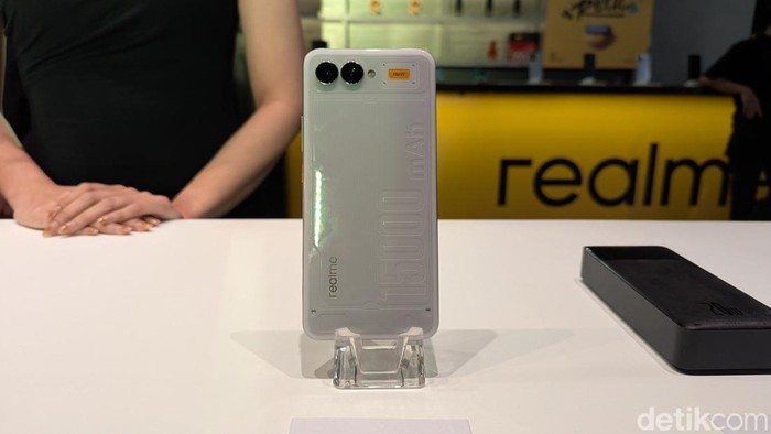 Ini HP Realme dengan Baterai 15.000 mAh, Lebih Tipis dari Power Bank