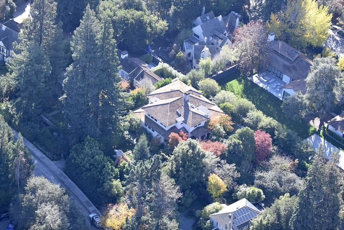 Mark Zuckerberg Borong 11 Rumah, Para Tetangga Menderita
