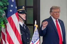 Ada Tanda Putih Aneh di Tangan Trump, Netizen Heboh