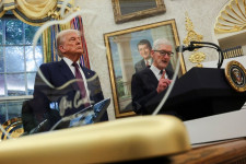 Bos Apple Beri Plakat Emas 24 Karat ke Donald Trump
