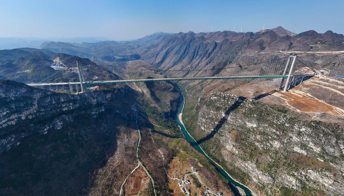 Jembatan Tertinggi di Dunia Made in China Diuji dengan 96 Truk