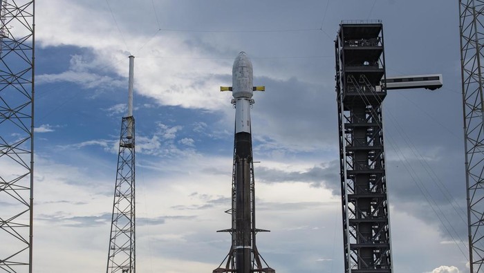 Kenapa Petir dan Awan Badai Tunda Peluncuran Satelit Nusantara Lima